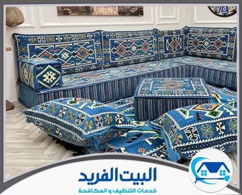 تنظيف كنب المجالس في الشارقة 0567627005 البيت الفريد فريق شركة البيت الفريد أثناء تنظيف مجلس عربي داخل منزل في الشارقة