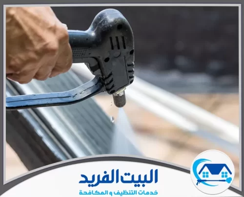 تنظيف مكيفات سبليت في الشارقة 0567627005 البيت الفريد فريق شركة البيت الفريد أثناء تنظيف مكيف سبليت داخل منزل في الشارقة