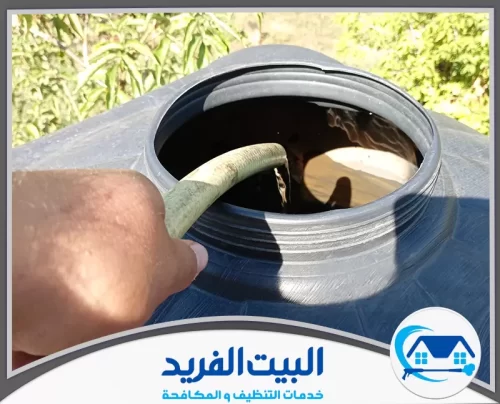 أفضل شركة تنظيف خزانات في دبي 0567627005 البيت الفريد فريق البيت الفريد أثناء تنظيف خزانات المياه العلوية في دبي