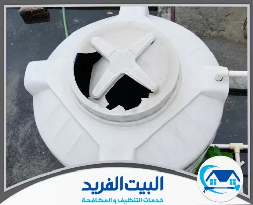 تنظيف وتعقيم خزانات المياه في دبي 0567627005 البيت الفريد عمال البيت الفريد يستخدمون مضخات الشفط لتنظيف خزانات المياه